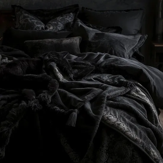 12 dark moody romantic bedroom ideas IMG02