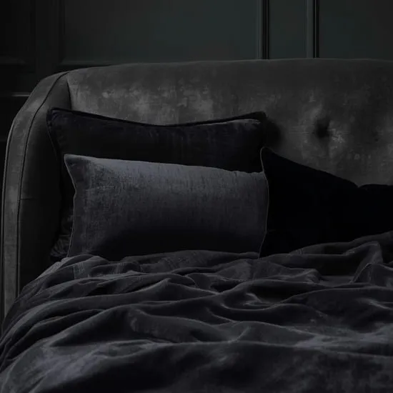 12 dark moody romantic bedroom ideas IMG04